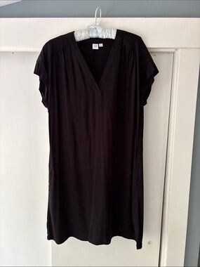 GAP Black V-Neck Short Sleeve Silkweight Shift Dress